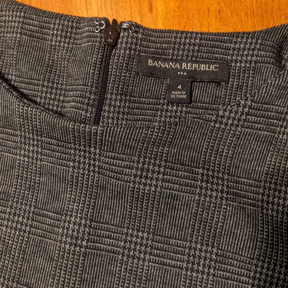 Black and grey Banana Republic sheath dress- size 4 - Picture 2 of 3
